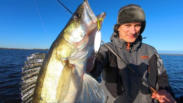 Рыбалка на карася поздней осенью! Караси монстры на блесну! смотреть онлайн