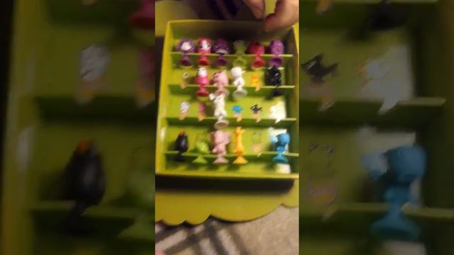 Максимка показывает нам свою коллекцию прилипал ,,Stikeez