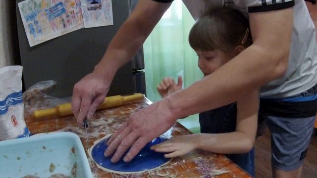 УЧИМСЯ ГОТОВИТЬ ЧЕБУРЕКИ/У НАС НОВЫЙ УЧАСТНИК НА КУХНЕ/АЛИНА 4 ГОДИКА ПОКАЗЫВАЕТ МАСТЕР КЛАСС смотреть онлайн