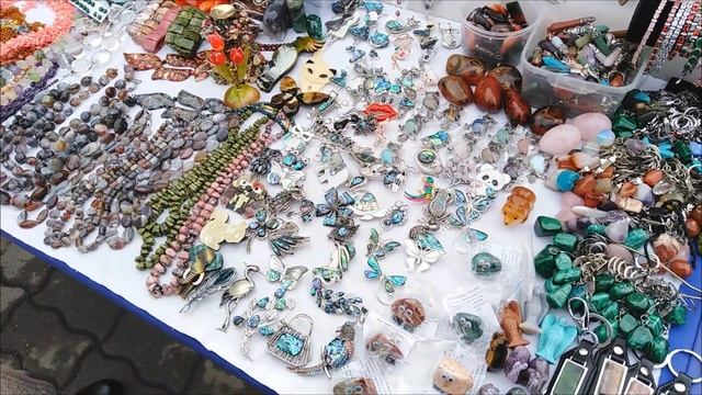 Сувенирный рынок,аллея художников на перекрестке улиц Куйбышева и 8 Марта.. смотреть онлайн