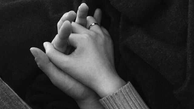 Небрежно по плечам разбросаны волосы... смотреть онлайн