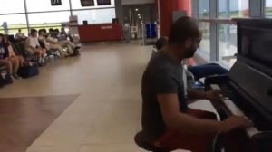 Титаник. В аэропорт парень просто сидел на пианино