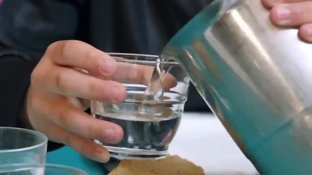 10 ШКОЛЬНЫХ ОБЕДОВ В РАЗНЫХ СТРАНАХ МИРА смотреть онлайн