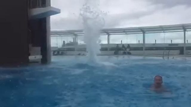 Bomba! Ponta del Gada, basen publiczny. смотреть онлайн