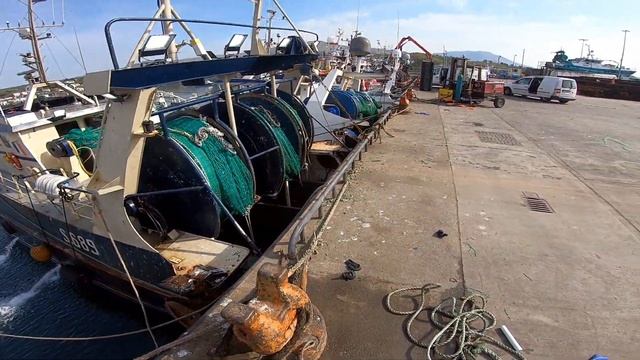 Моряк и Жизнь рыбного порта Кэстлтаунбере, Ирландия | Работа экипажей траулеров у причала | Часть 2 смотреть онлайн