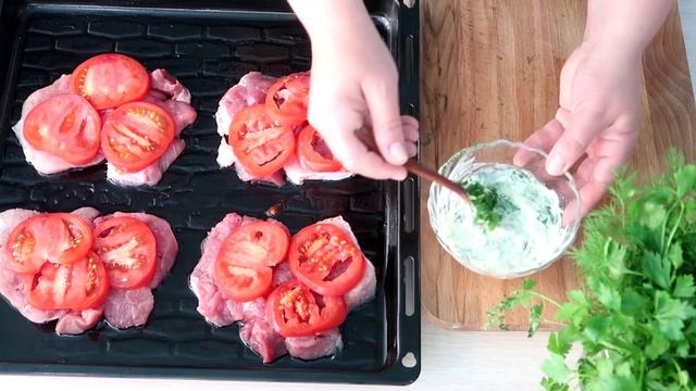 Сочные свиные отбивные с помидорами и сыром в духовке смотреть онлайн
