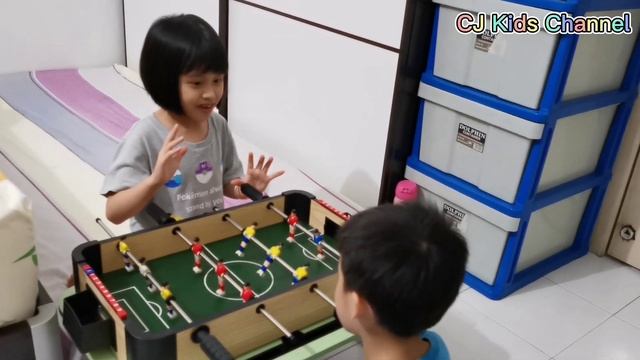 EP 32: Tabletop soccer game by Toys R Us. смотреть онлайн