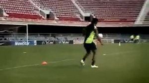 Старое видео с тренировки Ronaldinho 4 раза подряд в перекладину не опуская мяч