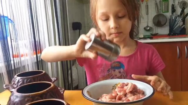 Рецепт простого ужина. Свинина с картофелем в горшочке. смотреть онлайн