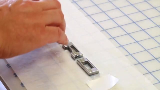Видео: как снять буквы и эмблему с автомобиля и приклеить их обратно. смотреть онлайн