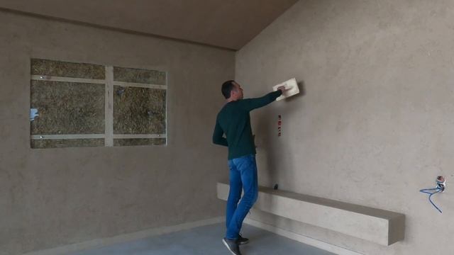 Делаем глиняную штукатурку в соломенном доме. смотреть онлайн
