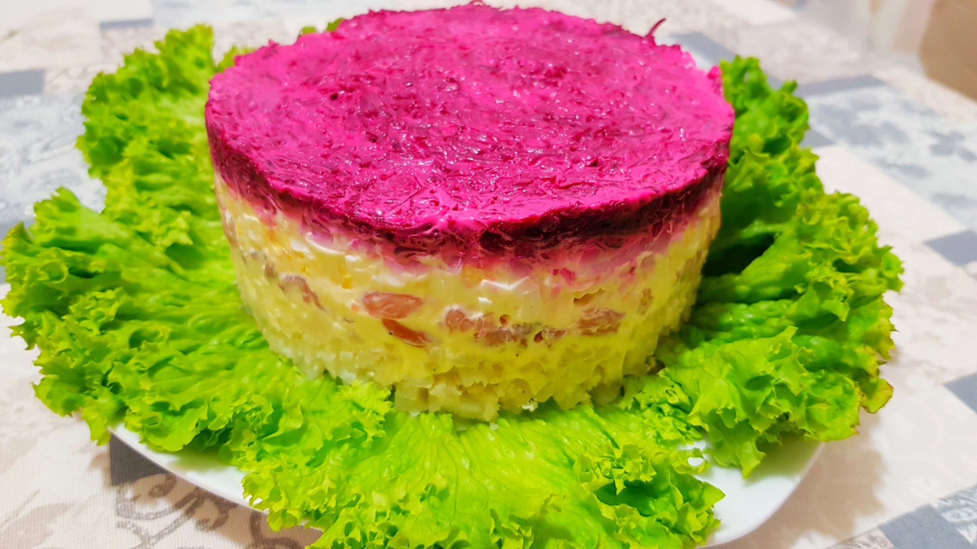 Праздничный салат «Царская шуба» с слабосоленой семгой смотреть онлайн