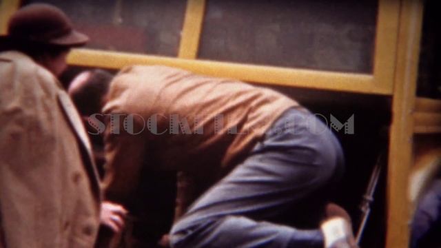 1943: Man getting axe out of woody station wagon car trunk. GLENCOE, ILLINOIS смотреть онлайн