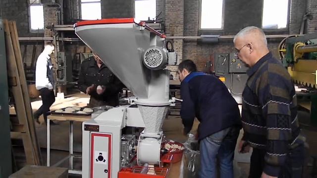 Работа Тестоделителя Кузбасс 07 и чистка бункера смотреть онлайн