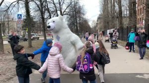 Поздравление медведя для мальчика на улице!