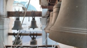 Колокола Сретенского Ставропигиального Мужского монастыря. На фоне звучит перезвон на Успение ПБ