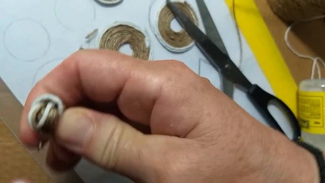 Шкатулка из жестяной банки и мешковины,