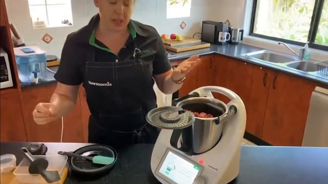 Thermomix tutorial: 'Chunky Bolognese' TM31 TM5 TM6 [Skinnymixers] | Lisa Ryan смотреть онлайн