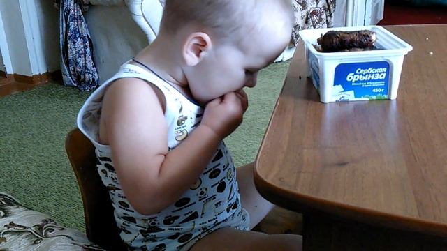 Савка ест котлету