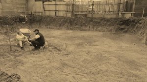 Стройка 4: Котлован - трамбовка грунта, подготовка для заливки подбетонки.