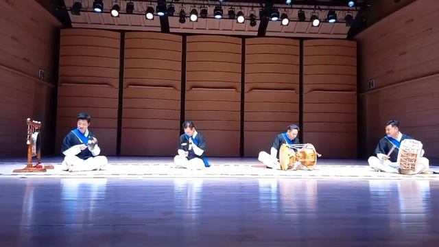 국립국악원에서. 사물놀이. 소연과 함께한 첫 방문 смотреть онлайн