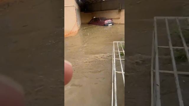 [ Альбом ]
Сильный ливень с градом накрыли Буйнакский район Дагестана. Разбиты стëкла машин, повре смотреть онлайн