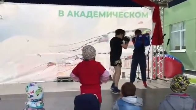 Показательное выступление. Работа на лапах. Академический район. Детский праздник. Екатеринбург. смотреть онлайн