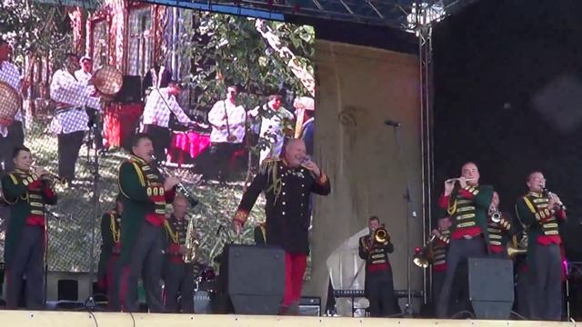 Фестиваль духовых оркестров Танцующий оркестр из Екатеринбурга «Уралбэнд» День города Сургут, 1 смотреть онлайн