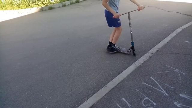 Как сделать вип на трюковом самокате? И как поймать вип в воздухе (How to tailwhip on scooter) смотреть онлайн