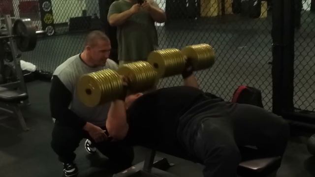 Big E reppin 210lbs dumbells for 17 reps!! смотреть онлайн
