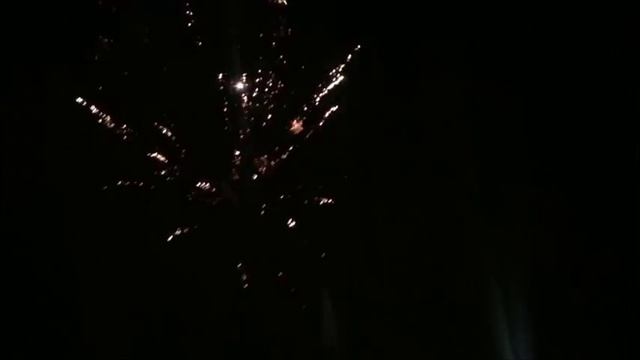 Новогодний фейерверк на моем участке в загородном доме. смотреть онлайн