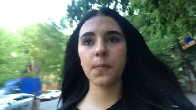 поехали в торговый центр, все магазины внутри закрыты. сегодня едем на дачу смотреть онлайн