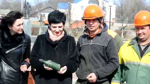 Вскрытие бутылки с посланием 1965 года, Лоев (Гомельская область) смотреть онлайн