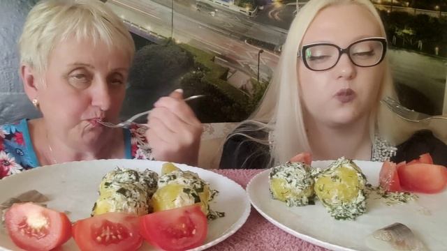 Мукбанг с мамой / Mukbang . Селёдка с молодой картошкой. смотреть онлайн
