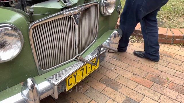 Hand crank starting a car + fixing choke spring return on carby смотреть онлайн