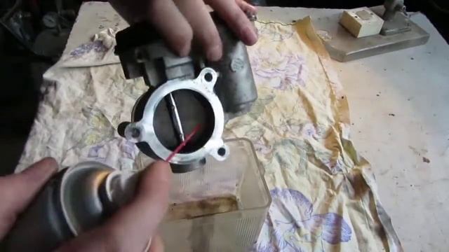 Чистим дроссельную заслонку Лада Ларгус двигатель 21129. Машина подергивается на холостых. смотреть онлайн