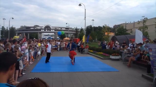 Как маленький пацан уделал здоровенного детину смотреть онлайн