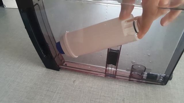 Jak wymienić filtr do wody w DeLonghi ECAM 23.460.B - 4K - wymiana filtra do wody DLS C002 смотреть онлайн