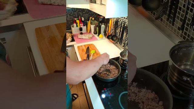 Рецепт - МАКАРОНЫ ПО ФЛОТСКИ с тушенкой на сковороде #shorts смотреть онлайн