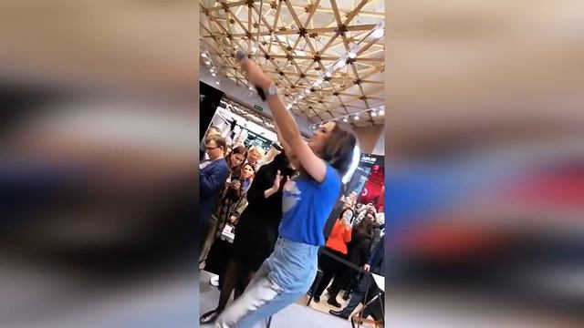 Бузова прекрасная встреча с фанатами в ТЦ💖вместе поем любимые песни смотреть онлайн