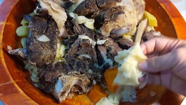 БЛЮДО ИЗ КОНИНЫ, КОТОРОЕ ТРАДИЦИОННО ЕДЯТ ПАЛЬЦАМИ смотреть онлайн