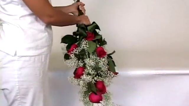 How to make Cascade Bouquet with fresh cut Roses and Gypsophilia (Baby's Breath) | GlobalRose смотреть онлайн