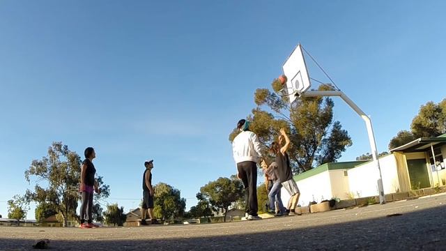 Partitella a basket con gli amici di Renmark! - Let's play some basketball смотреть онлайн
