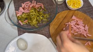 Новогодний салат с с колбасой