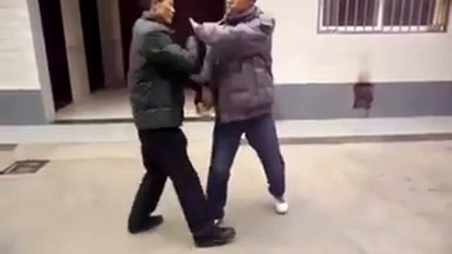 Шифу Ван Гунсюань (王工宣) демонстрирует парную работу по наработке циньна. смотреть онлайн