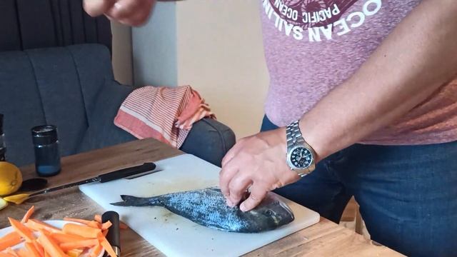 Запекаем дорадо в фольге с овощами. Быстро и вкусно! (смотреть с субтитрами) смотреть онлайн
