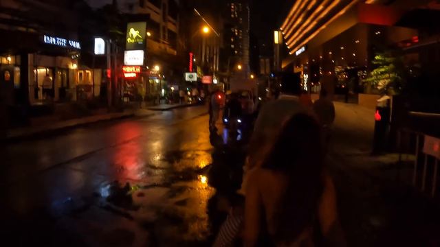 ANDANDO POR BANGKOK - AQUI TEM MUITA MULHER PRA POUCO HOMEM - Nômade Digital na Tailândia смотреть онлайн