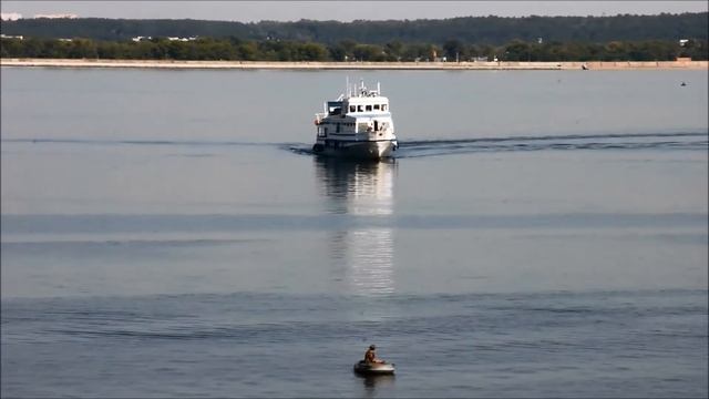 Теплоход Московский 20 и катер Росич в Ульяновске 21 08 2017г смотреть онлайн