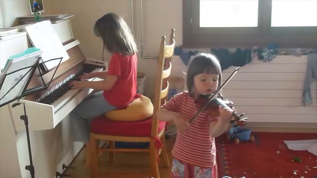 Blitz blitz by Suzuki, played by Anouk & Manoush Toth смотреть онлайн