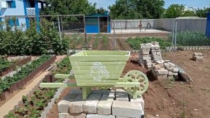 Садовая декоративная тележка.